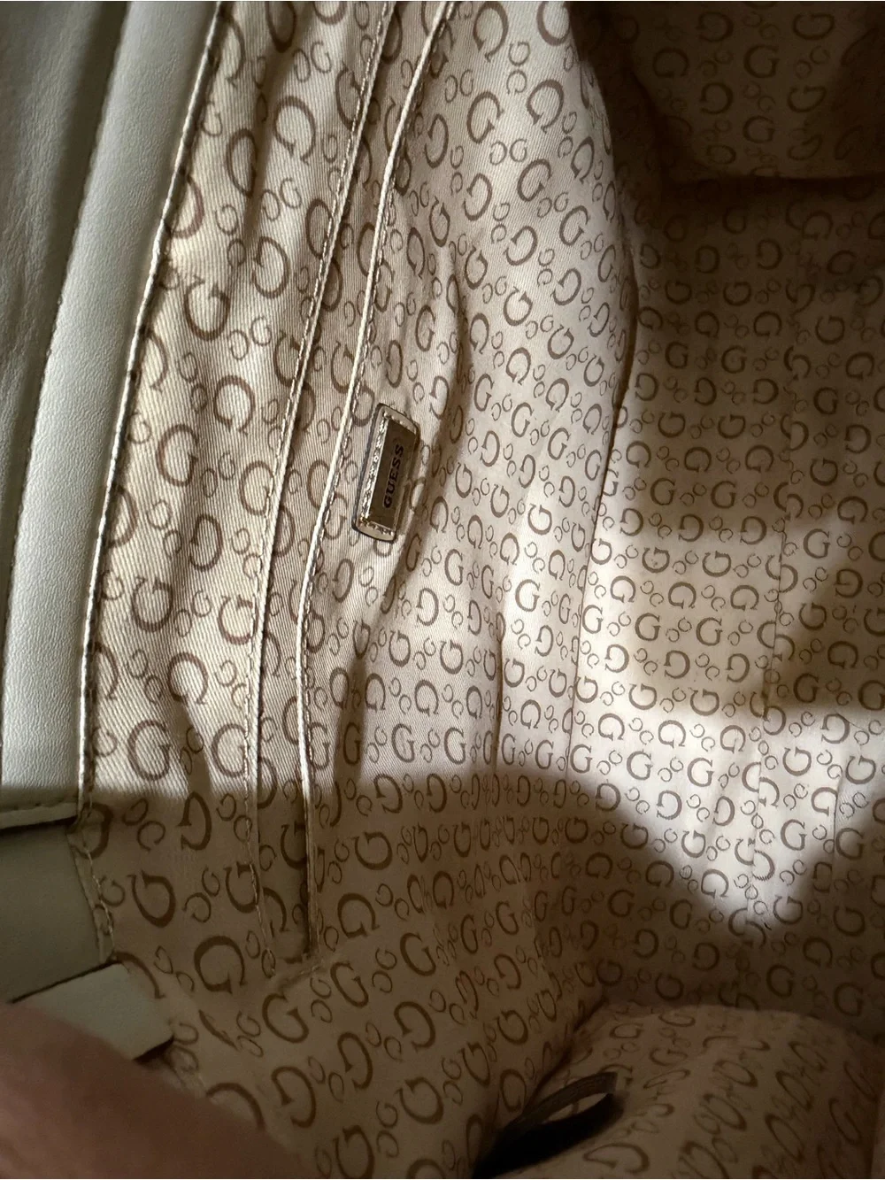 Guess tote repeating